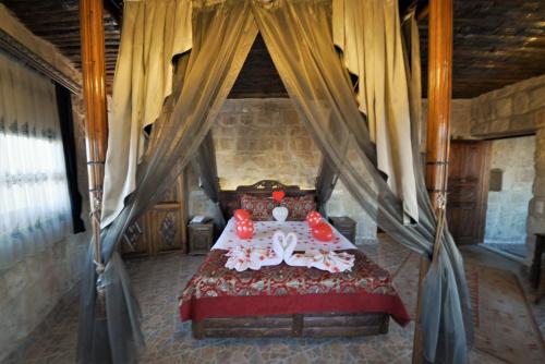 Giường trong phòng chung tại Dedeli Konak Cave Hotel