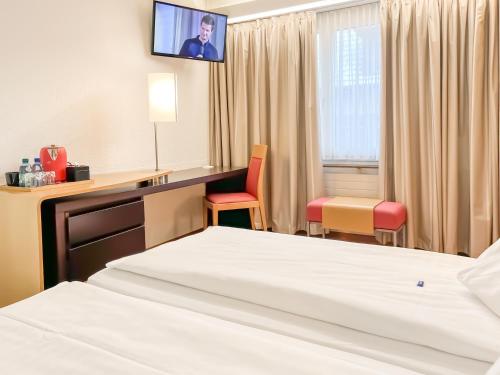 Ein Bett oder Betten in einem Zimmer der Unterkunft Hotel Rothaus Luzern & Peruvian Culinary Art