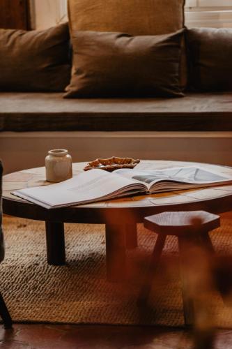- une table basse avec un livre et une bougie dans l'établissement Villa Olive - 4 Bdr - Garden - Deauville Centre, à Deauville