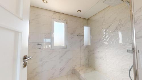 La salle de bains est pourvue d'une douche avec une porte en verre. dans l'établissement Casa Esturion J-A Murcia Holiday Rentals Property, à Roldán