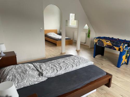 sypialnia z 2 łóżkami piętrowymi i schodami w obiekcie Fewo Michalke w mieście Bodenfelde