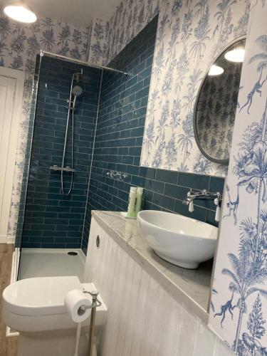 a bathroom with a sink toilet and a mirror at West End Townhouse in Edinburgh