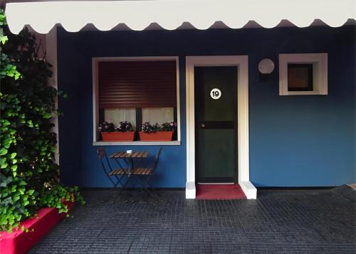 un edificio blu con una porta e una finestra di 7MOTEL - Settimotel a Settimo Milanese