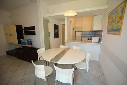 Η κουζίνα ή μικρή κουζίνα στο Lignano Pineta nice villa