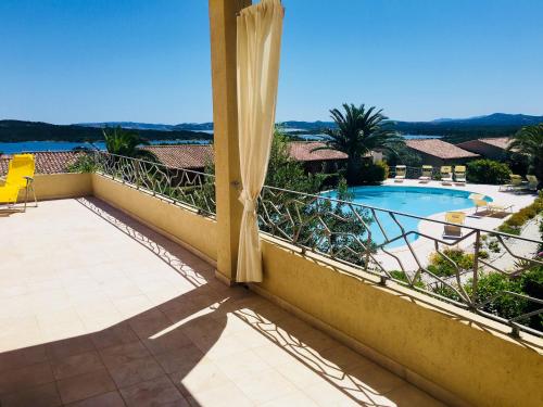 Kolam renang di atau dekat dengan Splendid Seaview Apartment no 13