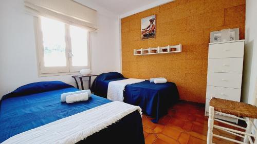 a bedroom with two beds and a window at Familidays 03 Del Far in Salou