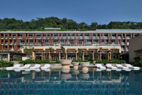 ein Hotel mit einem Pool vor einem Gebäude in der Unterkunft The Westin Resort & Spa Himalayas in Rishikesh