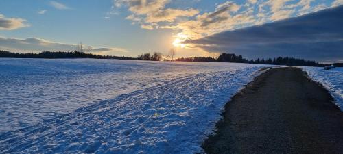 a snow covered field with the sun in the background at Urlaub an der Grenze in Lauterbach