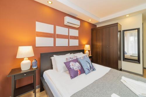 Postel nebo postele na pokoji v ubytování Sleek and Central Apartment in Muratpasa