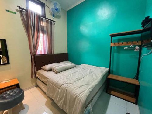 Katil atau katil-katil dalam bilik di MP Villa Permata Kencana 24A