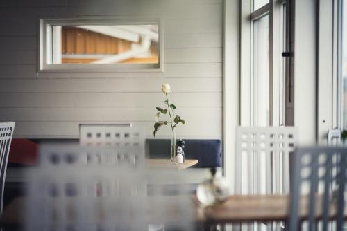 uma mesa com uma flor num vaso sobre ela em Salt & Sill em Klädesholmen