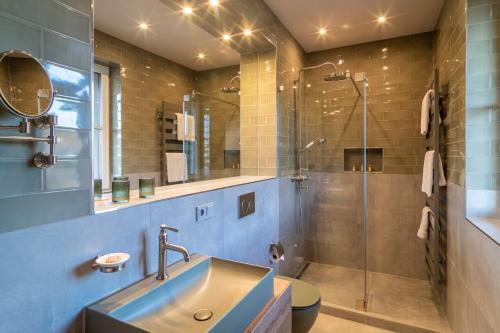 a bathroom with a sink and a shower at Goldammer Aschaffenburg in Aschaffenburg