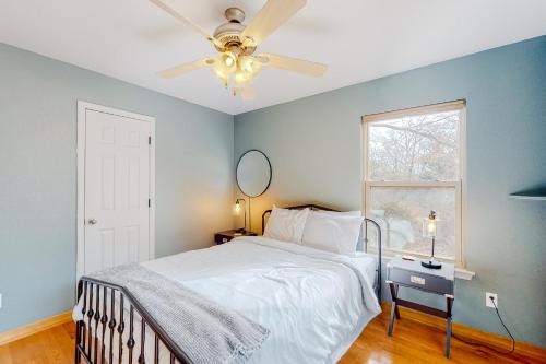 尤里卡泉鎮的住宿－Lakeside Loft，一间卧室配有一张带吊扇和窗户的床。