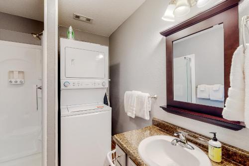 尤里卡泉鎮的住宿－Lakeside Loft，一间带水槽和镜子的浴室