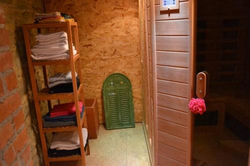 a room with a door and a shelf with clothes at La Campanelle te Odeigne Ardense vakantiewoning in Manhay
