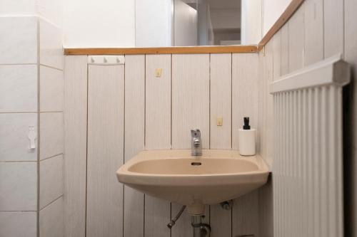Koupelna v ubytování Beautiful 1BR & 1LR Apartment - Perfect for Longstays