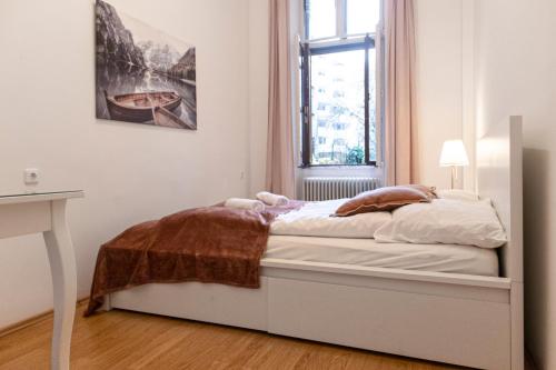 Postel nebo postele na pokoji v ubytování Beautiful 1BR & 1LR Apartment - Perfect for Longstays