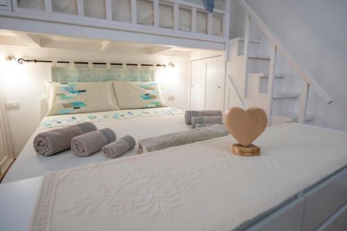 A bed or beds in a room at La Casa di Orimari