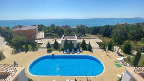 Изглед към басейн в Bratanov Sea View Apartments или наблизо