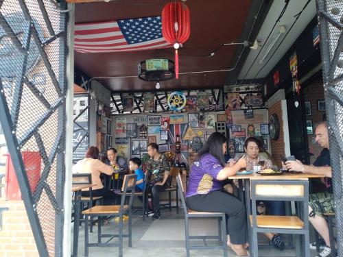 un groupe de personnes assises à des tables dans un restaurant dans l'établissement The Lofthouse Sansai, à Chiang Mai