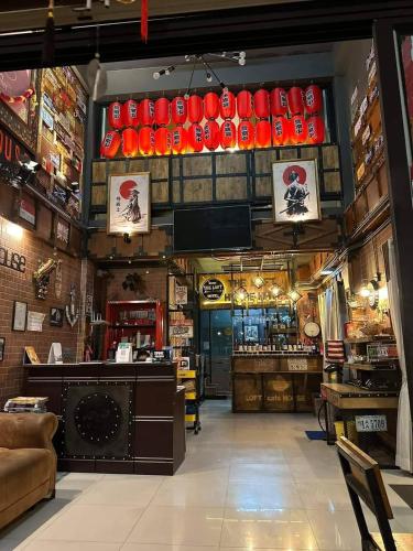 un ristorante con un bar con tazze rosse sul muro di The Lofthouse Sansai a Chiang Mai