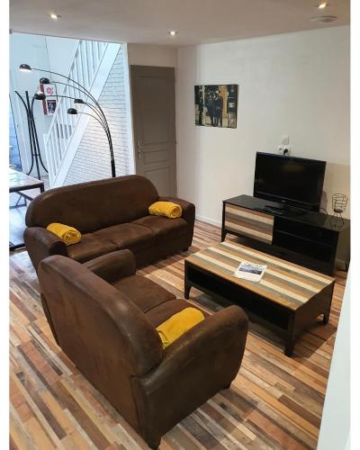 un salon avec un canapé et une table basse dans l'établissement Maison 2 chambres, terrasse, proche de la plage N'2, à Équihen-Plage