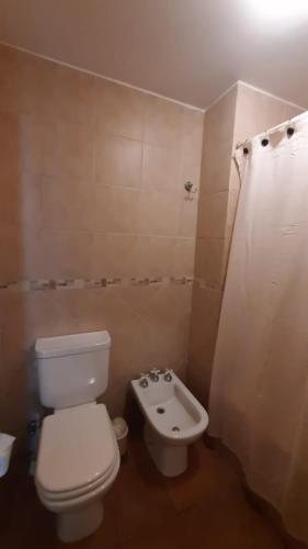 ein Bad mit einem WC und einem Waschbecken in der Unterkunft Departamento Virrey I in Salta