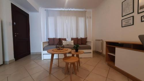 ein Wohnzimmer mit einem Sofa und einem Tisch in der Unterkunft Departamento Virrey I in Salta