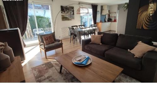 un salon avec un canapé et une table dans l'établissement Casa Jane, à Gujan-Mestras