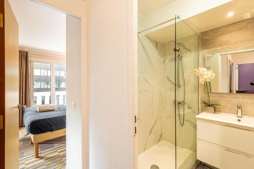 a bathroom with a shower and a sink at Paris Expo Apart Hotel Porte de Versailles - Parking in Issy-les-Moulineaux