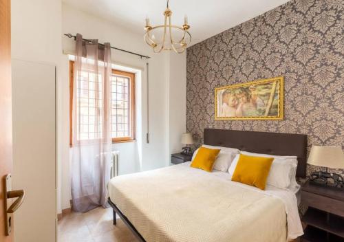 ein Schlafzimmer mit einem großen Bett mit gelben Kissen in der Unterkunft Navona Home in Rom