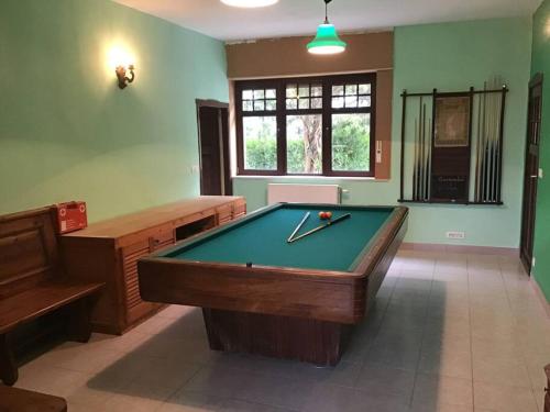 a billiard room with a pool table in it at Vakantie & wellness Erezee in Érezée