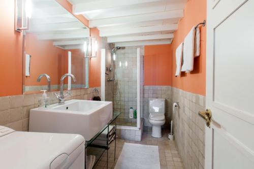 La salle de bains est pourvue d'un lavabo et de toilettes. dans l'établissement Charming view Plaza Mayor, à Madrid