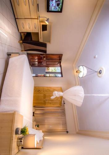Habitación pequeña con escalera y sombrilla en Seaview Gardens Hotel, en Kololi