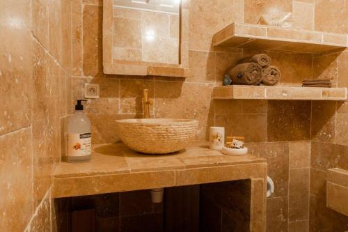 La salle de bains est pourvue d'un lavabo et d'un bol sur un comptoir. dans l'établissement Bienvenue à la Marine de St Benoit 1, à Saint-Benoît
