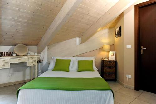 um quarto com uma cama grande e almofadas verdes em A un passo da Porta Nuova e dal centro: Io&Te em Turim