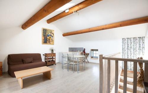 un salon avec un canapé et une table dans l'établissement Mas Le Petit Nizon, à Saint-Laurent-des-Arbres