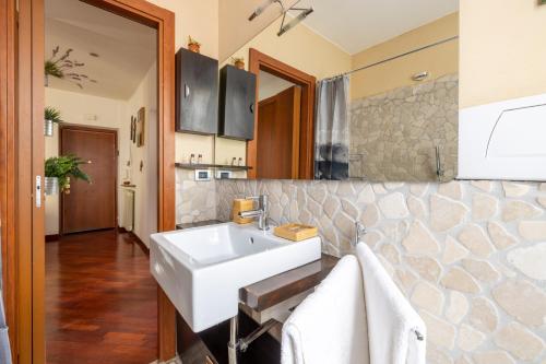 A kitchen or kitchenette at Smart Lodging Downtown
