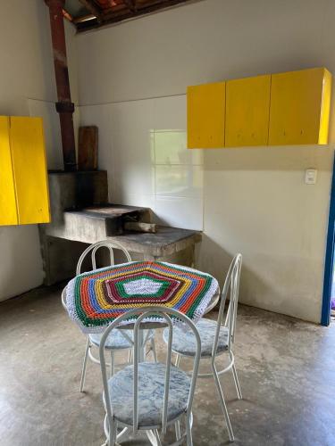 cocina con mesa y sillas en una habitación en Chalé Boa Vista, en Carrancas