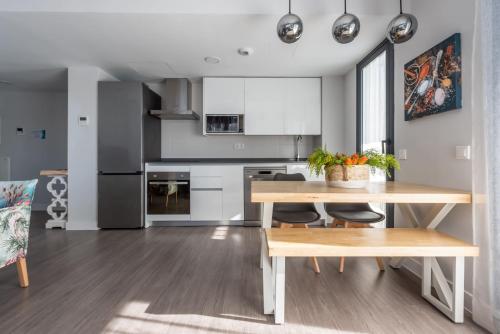 a kitchen and dining room with a table and chairs at Apartamento Estepona I in Estepona