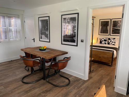 Zimmer mit einem Tisch, Stühlen und einem Bett in der Unterkunft Booking Urban at Stisted in Braintree