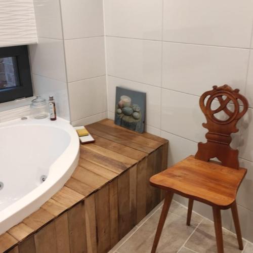 a bathroom with a sink and a wooden stool at GITE AU PETIT RUISSEAU-Etage et combles-maison alsacienne 4 personnes 4 nuitées minimum in Langensoultzbach