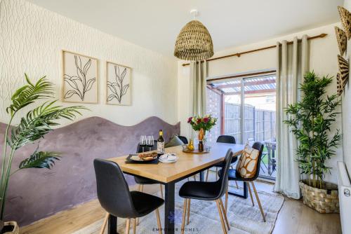 a dining room with a table and chairs at Coventry Spacious Luxury 3 Bed House, Private Parking, Sleeps 8, by EMPOWER HOMES in Wyken