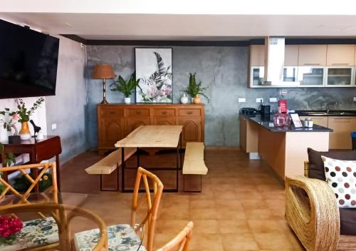 uma cozinha e sala de estar com mesa e cadeiras em Porto Santo Destination em Porto Santo