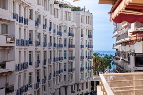 Amazing Apartment With Private Terrace & Full Air Conditioning - Walk To The Beach, La Croisette! - Latour Maubourg 18 by Halldis