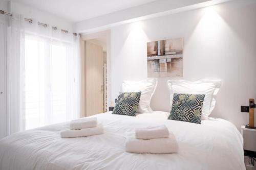 Posteľ alebo postele v izbe v ubytovaní Amazing Apartment With Private Terrace & Full Air Conditioning - Walk To The Beach, La Croisette! - Latour Maubourg 18 by Halldis