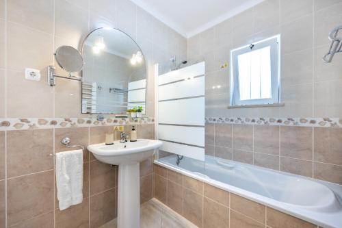 bagno con lavandino e vasca di Casa Da Bauhinia ad Aljezur