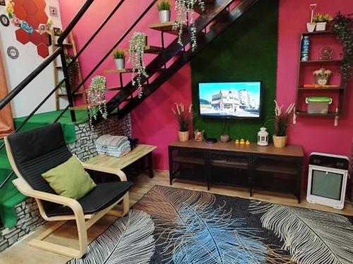 uma sala de estar com uma cadeira e uma televisão em Basrie Homestay Pagoh - Private Pool/W-ifi/NetFlix/Cozy em Pagoh