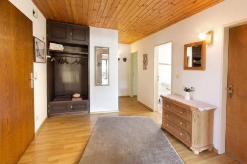 uma sala de estar com um tecto de madeira e uma cómoda em Wettersteinpanorama - a74054 em Mittenwald