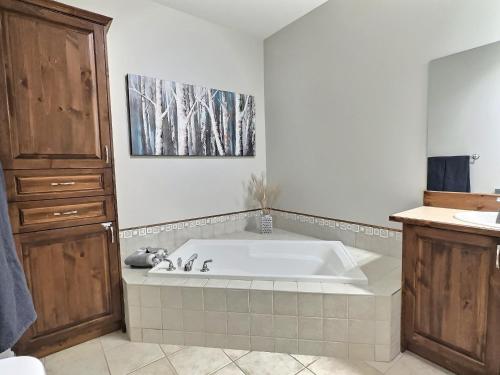 a bathroom with a large bath tub in a room at Plage et piscine au Mont Blanc in Saint-Faustin